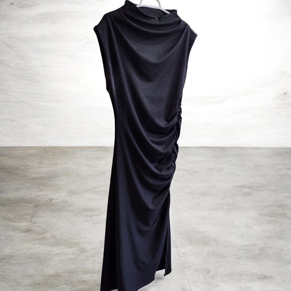 Elegant Black Sleeveless Dress - Picture 2 of 5